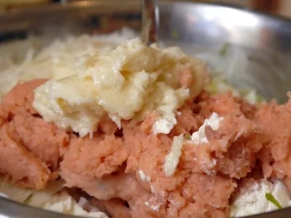 Ravioli mit Lachsforellen-Meerrettich-Füllung und Salbeibutter - Rezept - Bild Nr. 5