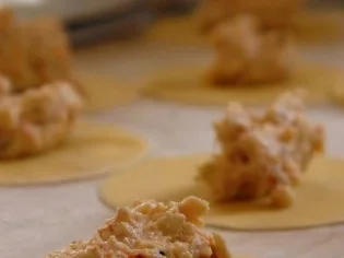Ravioli mit Lachsforellen-Meerrettich-Füllung und Salbeibutter - Rezept - Bild Nr. 7