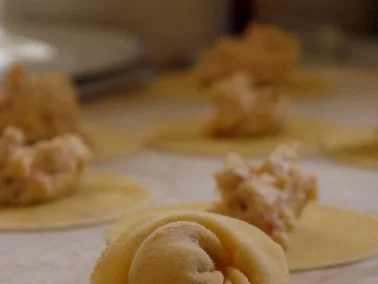 Ravioli mit Lachsforellen-Meerrettich-Füllung und Salbeibutter - Rezept - Bild Nr. 9