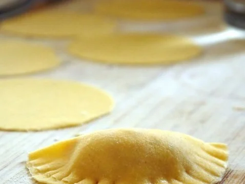 Ravioli mit Lachsforellen-Meerrettich-Füllung und Salbeibutter - Rezept - Bild Nr. 8