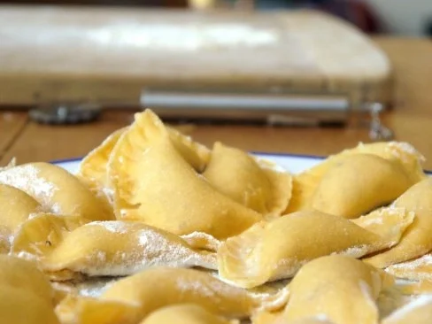 Ravioli mit Lachsforellen-Meerrettich-Füllung und Salbeibutter - Rezept - Bild Nr. 10