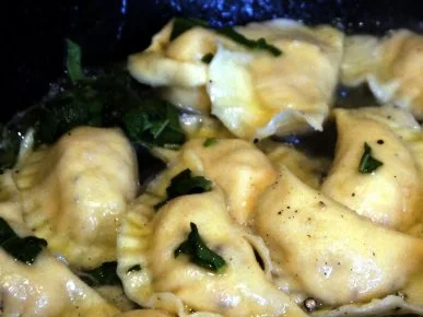 Ravioli mit Lachsforellen-Meerrettich-Füllung und Salbeibutter - Rezept - Bild Nr. 13