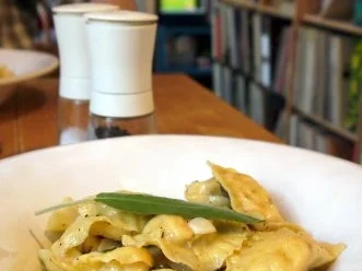 Ravioli mit Lachsforellen-Meerrettich-Füllung und Salbeibutter - Rezept - Bild Nr. 14