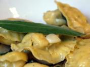Rezept: Ravioli mit Lachsforellen-Meerrettich-Füllung und Salbeibutter Ravioli mit Lachsforellen-Meerrettich-Füllung und Salbeibutter - Rezept