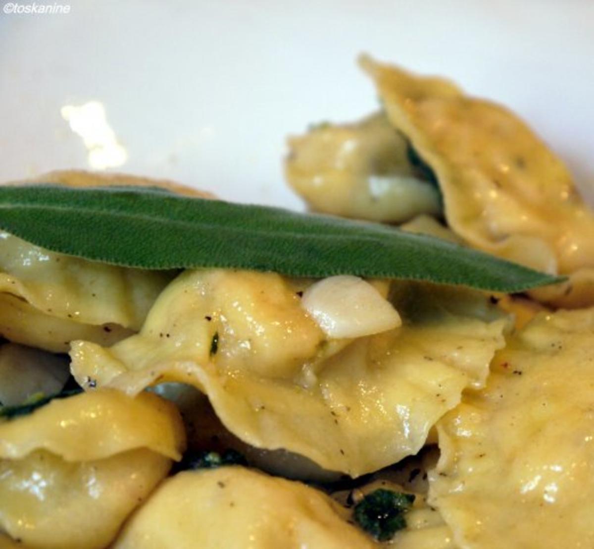 Bilder für Ravioli mit Lachsforellen-Meerrettich-Füllung und Salbeibutter - Rezept