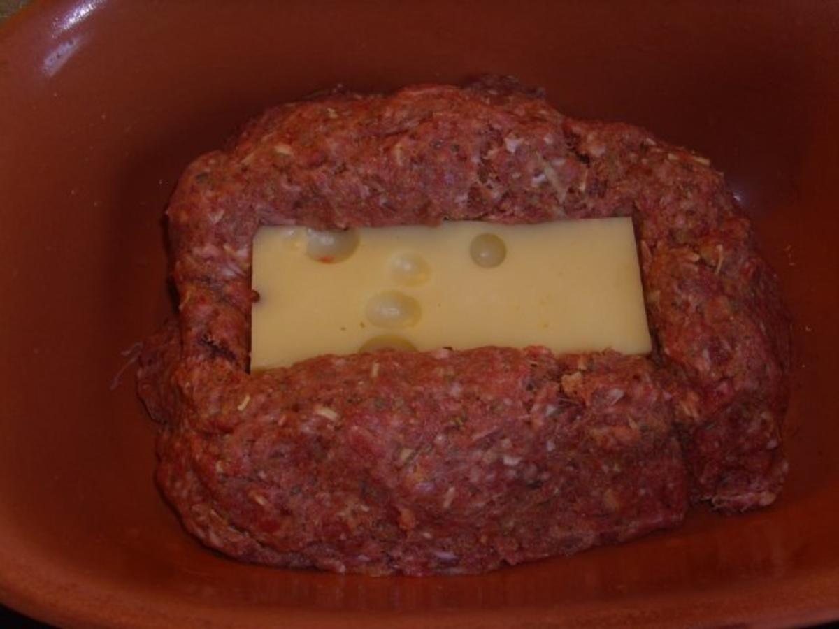 Hackbraten mit Käse gefüllt im Römertopf - Rezept - Bild Nr. 4