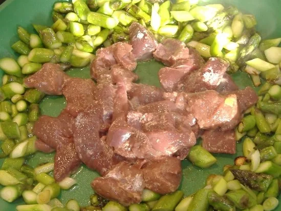 Rezept: Grüner Spargelsalat mit Kalbsleber und altem Balsamico Bild Nr. 4 Grüner Spargelsalat mit Kalbsleber und altem Balsamico - Rezept - Bild Nr. 4