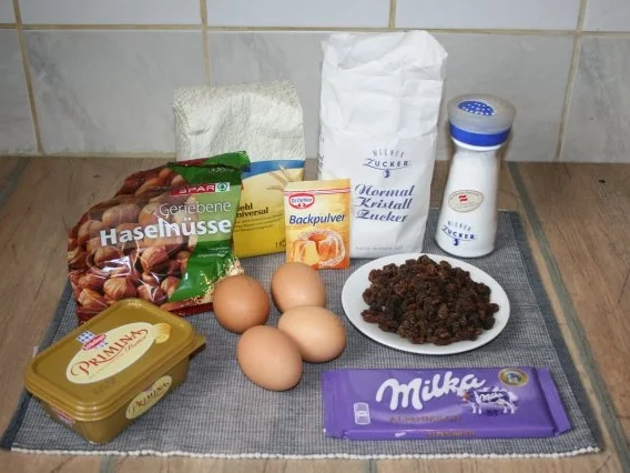 Guglhupf mit Rosinen und Schokoladestückchen - Rezept - Bild Nr. 2