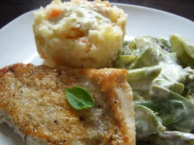 Putenschnitzel mit Kartoffel-Karotten-Stampf und Spargelgemüse - Rezept