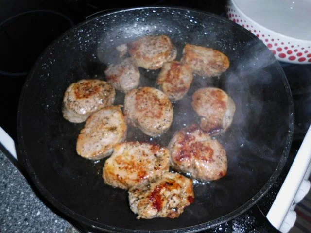 Schweinefilet, überbacken mit Estragon-Senf und Schafskäse, dazu Salat mit Orangen - Rezept - Bild Nr. 2