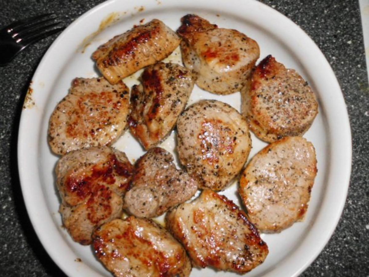 Schweinefilet, überbacken mit Estragon-Senf und Schafskäse, dazu Salat ...