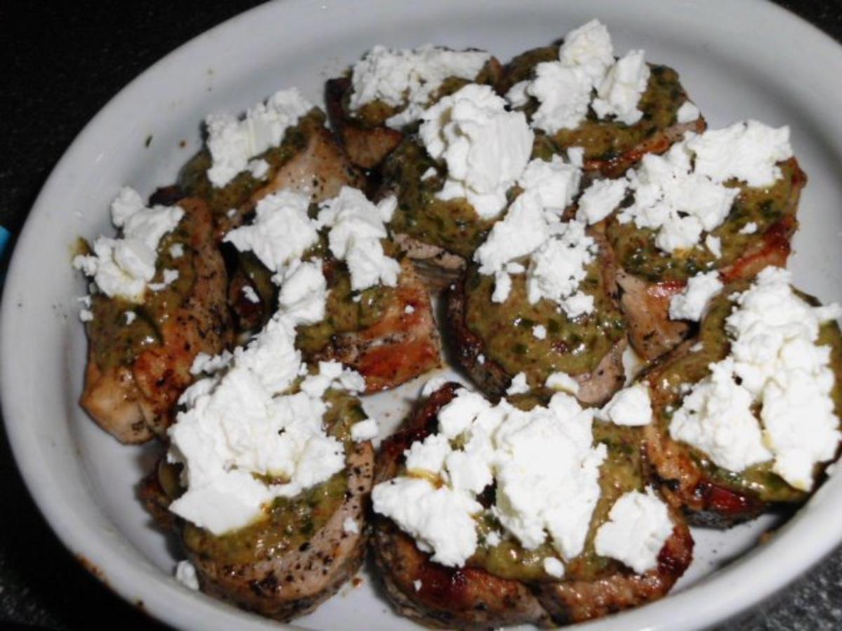 Schweinefilet, überbacken mit Estragon Senf und Schafskäse, dazu Salat ...