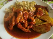 Schweinegeschnetzeltes in brauner Soße mit Rahmchampignons und Ofenkartoffeln - Rezept