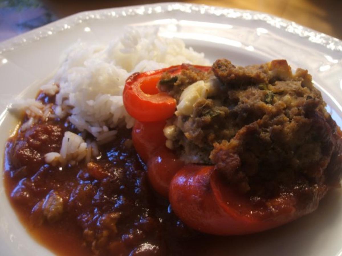 Fleisch: Gefüllte Paprikaschoten auf Tomatensoße und Reis - Rezept ...