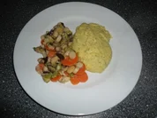 Aromatische Bärlauch-Polenta mit Kräuterseitlingen, Möhren und Frühlingszwiebeln - Rezept