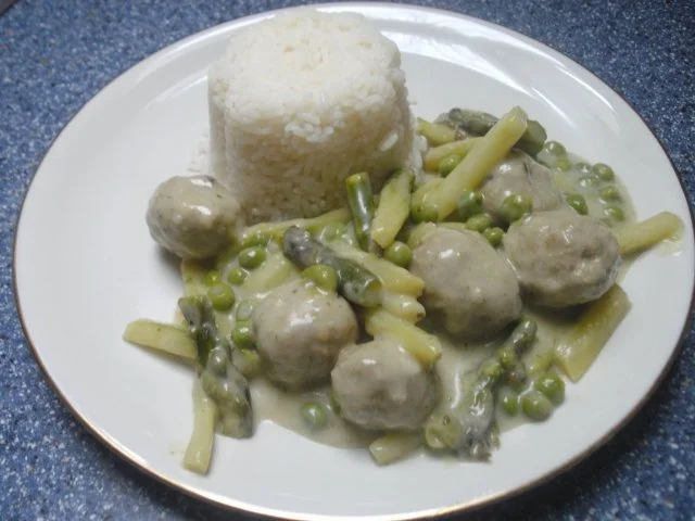 Spargelragout mit Erbsen und Hackbällchen - Rezept