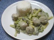 Rezept: Spargelragout mit Erbsen und Hackbรคllchen Spargelragout mit Erbsen und Hackbรคllchen - Rezept