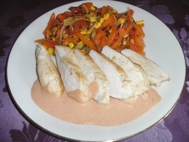 Hähnchenbrust mit Paprikasalat - Rezept