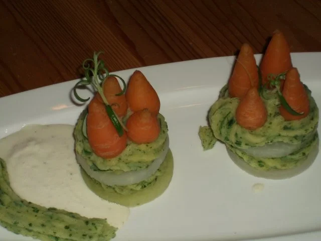 Rezept: Kohlrabi-Karottentürmchen mit Rucculapüree Kohlrabi-Karottentürmchen mit Rucculapüree - Rezept