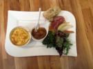 Ziegenkäsesoufflé, dazu Salatvariationen mit Birne und Parmaschinken - Rezept