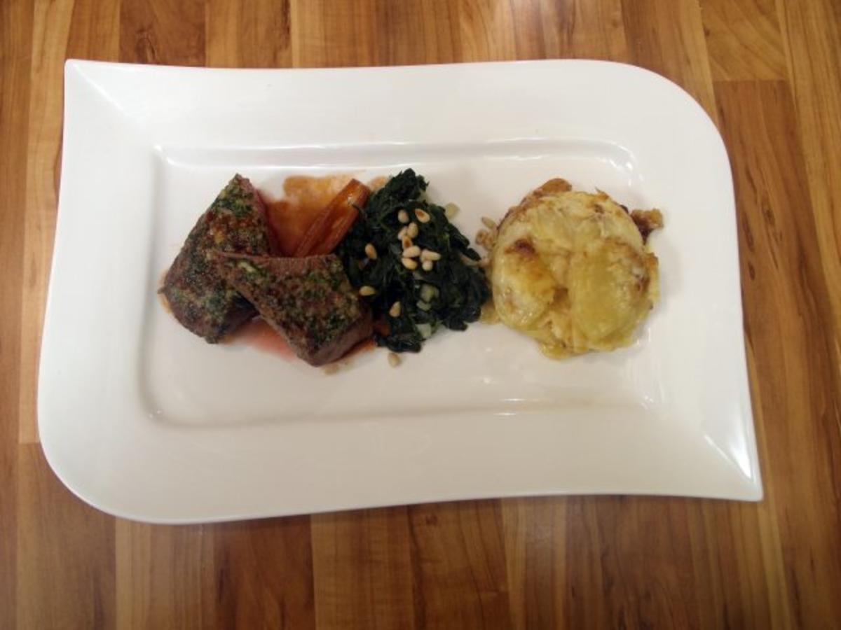Gekräuterter Lammlachs an Portweinsauce mit Spinat und Kartoffelgratin ...