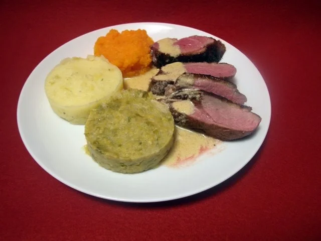 Rezept: Lackierte Brust von der Heedfelder Ente an Heu-Rahm und Ampelpüree Lackierte Brust von der Heedfelder Ente an Heu-Rahm und Ampelpüree - Rezept