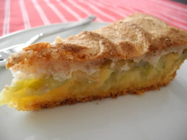 Rhabarberkuchen mit Baiserhaube - Rezept