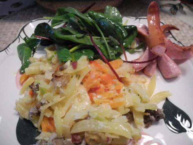 Aus dem Backofen : Raspelauflauf mit Wurstkraken und frischem Salat - Rezept - Bild Nr. 2