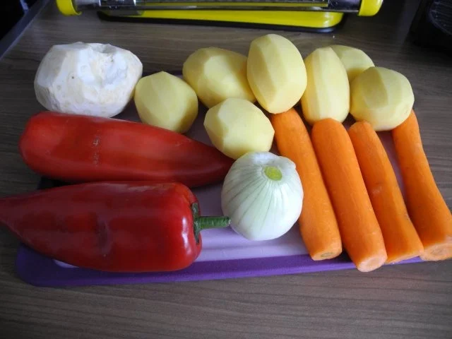 Aus dem Backofen : Raspelauflauf mit Wurstkraken und frischem Salat - Rezept - Bild Nr. 3