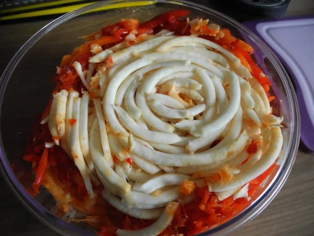 Aus dem Backofen : Raspelauflauf mit Wurstkraken und frischem Salat - Rezept - Bild Nr. 6