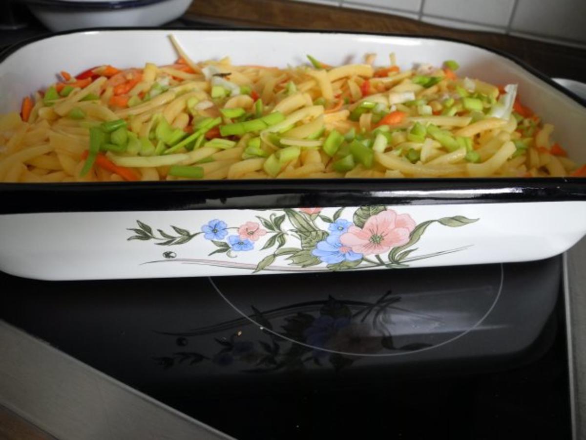 Aus dem Backofen : Raspelauflauf mit Wurstkraken und frischem Salat - Rezept - Bild Nr. 9