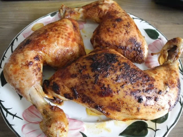 Geflügel : Hähnchenschenkel gebacken und gegrillt - Rezept