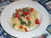 Nudeln  mit Rahm-Spinat, Tomatenwürfeln und Cashewkernen - Rezept