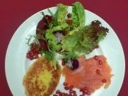 Rezept: Gebeizter Saibling mit Salat und Reiberdatschi Gebeizter Saibling mit Salat und Reiberdatschi - Rezept