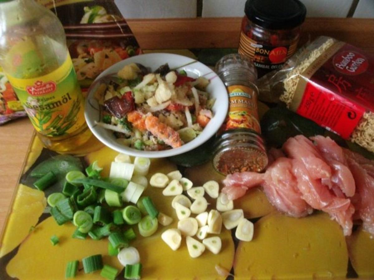 Mie-Nudeln mit asiatischem Gemüse und Hühnerbrustfilet - Rezept - Bild Nr. 3