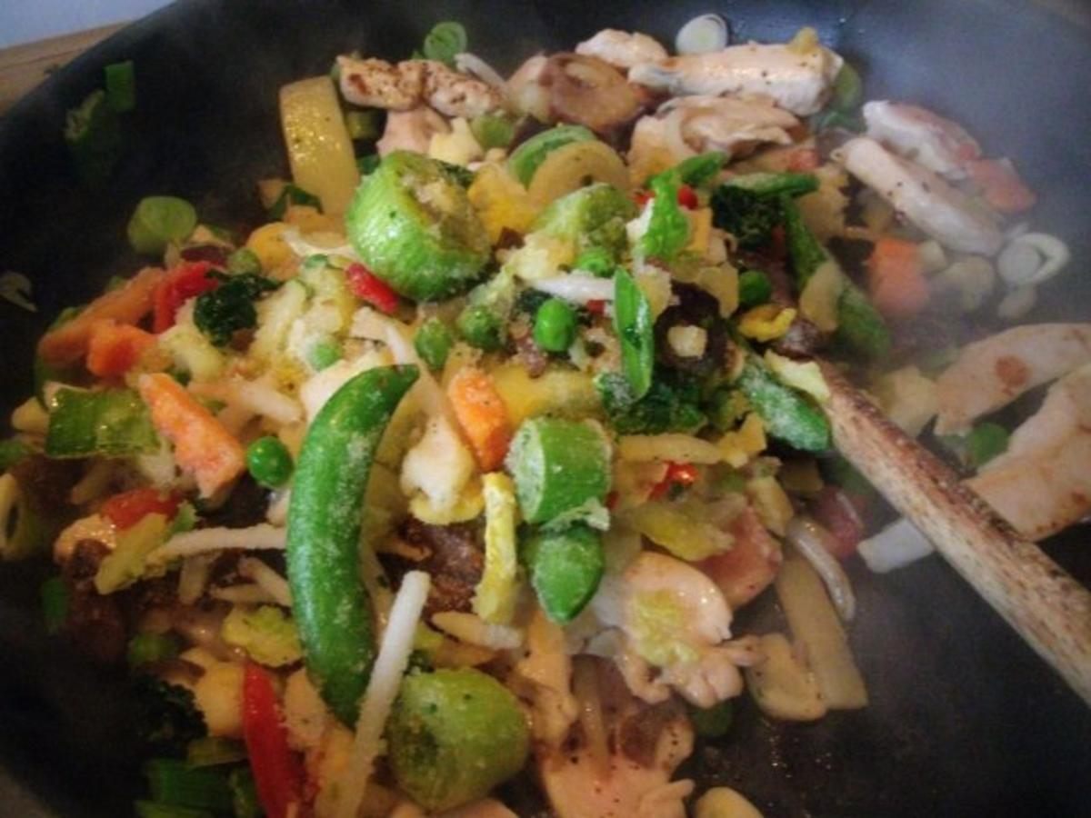 Mie-Nudeln mit asiatischem Gemüse und Hühnerbrustfilet - Rezept - Bild Nr. 6