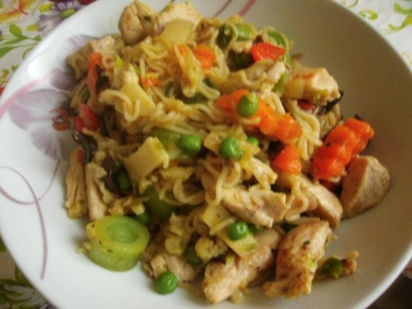 Mie Nudeln mit asiatischem Gemüse und Hühnerbrustfilet - einfach - 107 ...