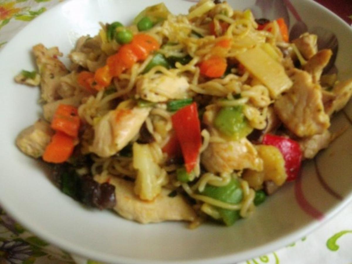 Mie-Nudeln mit asiatischem Gemüse und Hühnerbrustfilet - Rezept - Bild Nr. 2