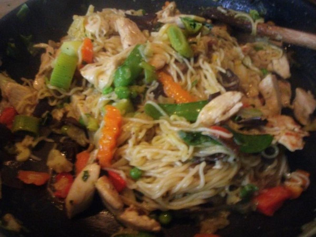 Mie-Nudeln mit asiatischem Gemüse und Hühnerbrustfilet - Rezept