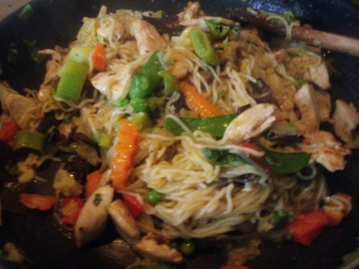 Mie-Nudeln mit asiatischem Gemüse und Hühnerbrustfilet - Rezept ...