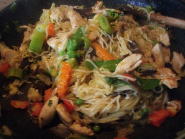 Mie Nudeln mit asiatischem Gemüse und Hühnerbrustfilet - einfach - 107 ...