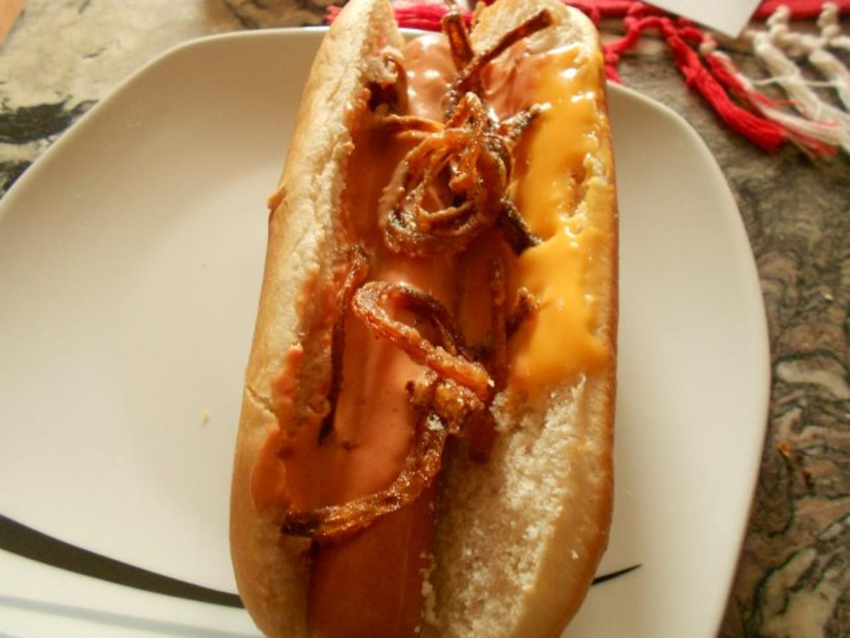 Hot Dog mit hausgemachten Röstzwiebeln und hausgemachter Sauce ...