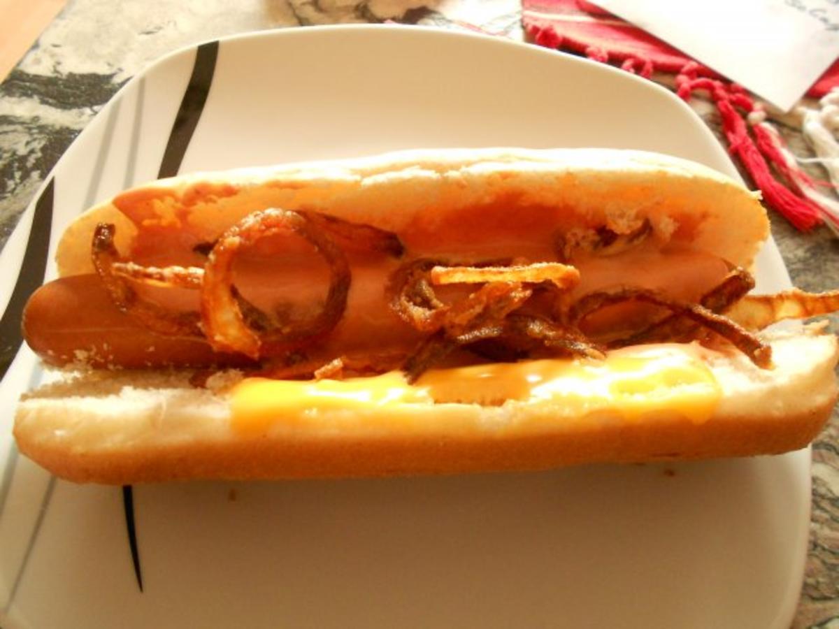 Hot Dog mit hausgemachten Röstzwiebeln und hausgemachter Sauce - Rezept
