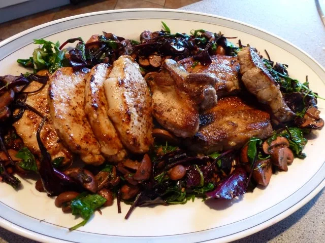 Allerlei Fleisch auf warmem Salatbett - Rezept