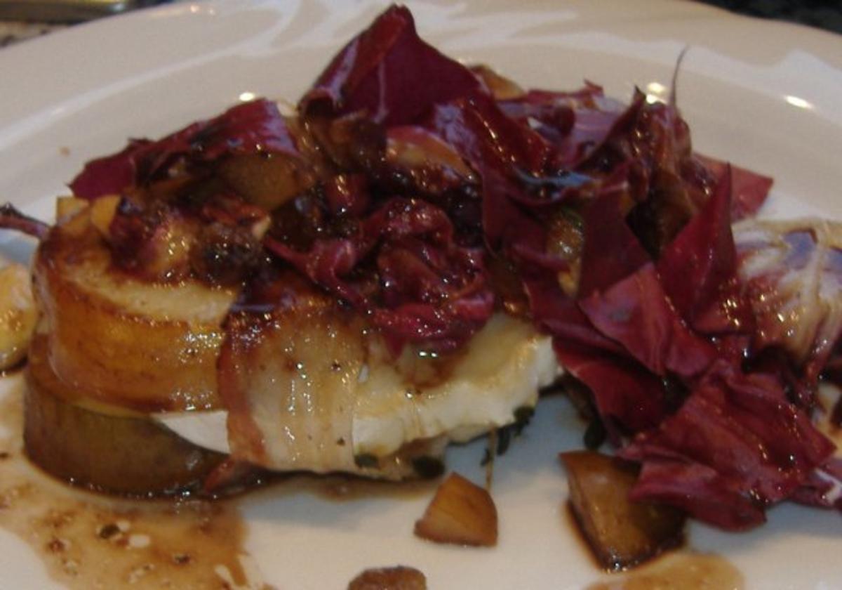 Salat von gebratenem Radicchio und Ziegenkäse-Birnen-Päckchen - Rezept ...