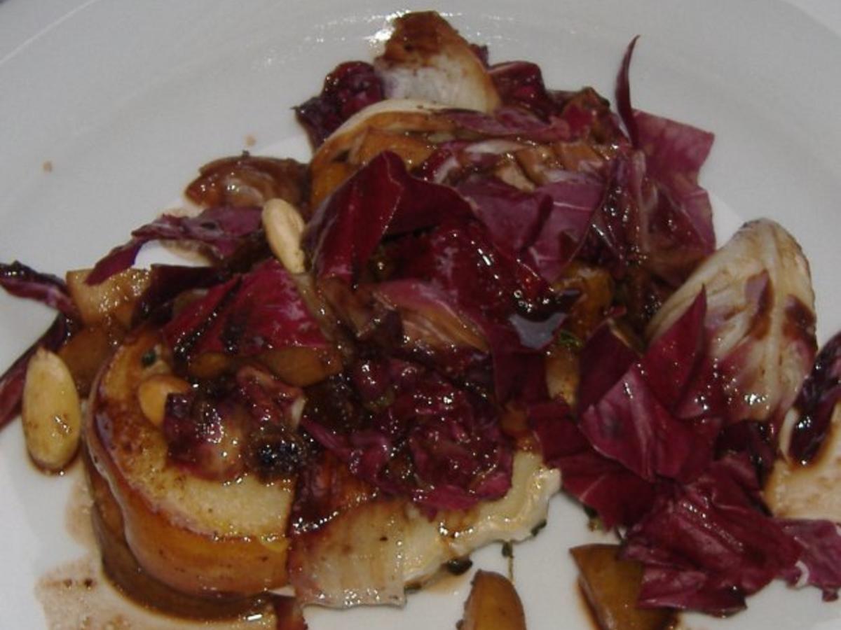 Salat von gebratenem Radicchio und Ziegenkäse-Birnen-Päckchen - Rezept ...