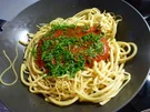 Gewokte Nudeln mit Knobi-Schnittlauch-Tomatensauce - Rezept