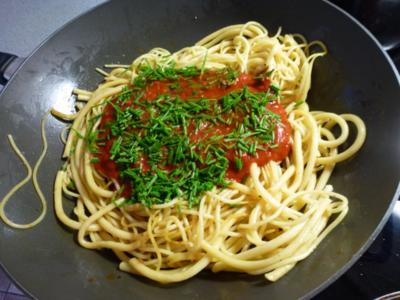 Gewokte Nudeln mit Knobi-Schnittlauch-Tomatensauce - Rezept