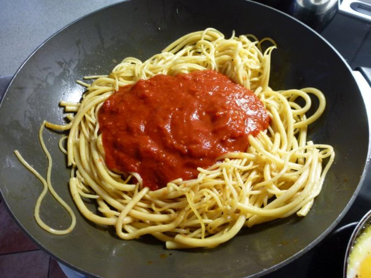 Gewokte Nudeln mit Knobi-Schnittlauch-Tomatensauce - Rezept - Bild Nr. 6