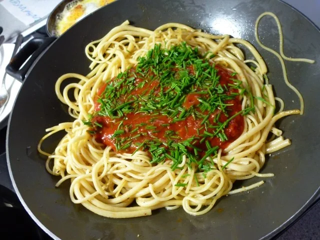 Gewokte Nudeln mit Knobi-Schnittlauch-Tomatensauce - Rezept - Bild Nr. 7